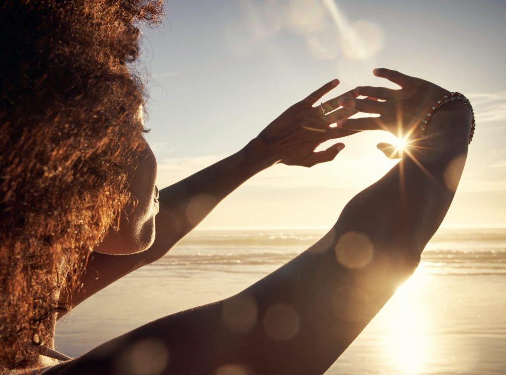 Jeune femme et coucher de soleil - la bellenergie