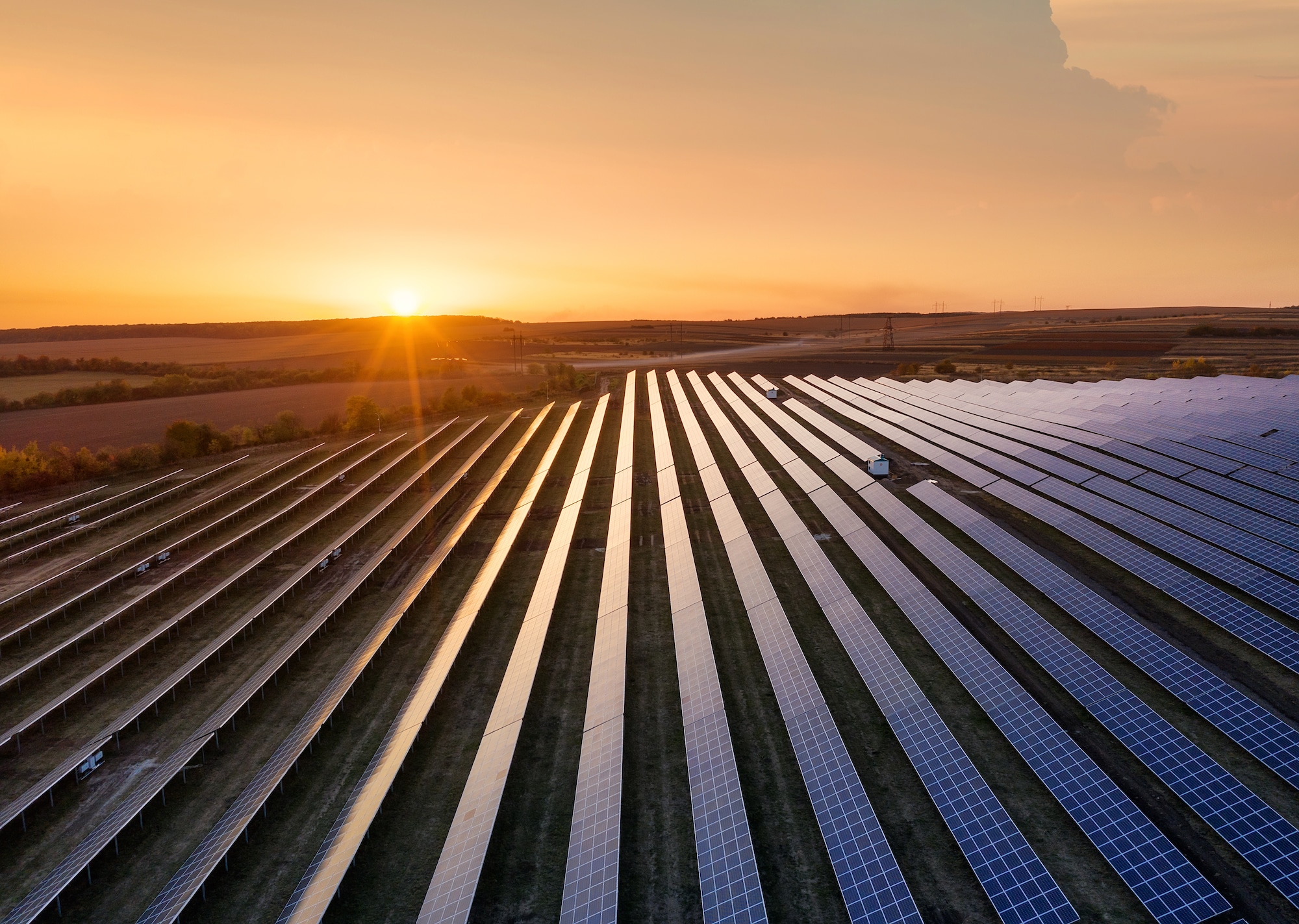 Champs de panneaux solaires au coucher du soleil - la bellenergie