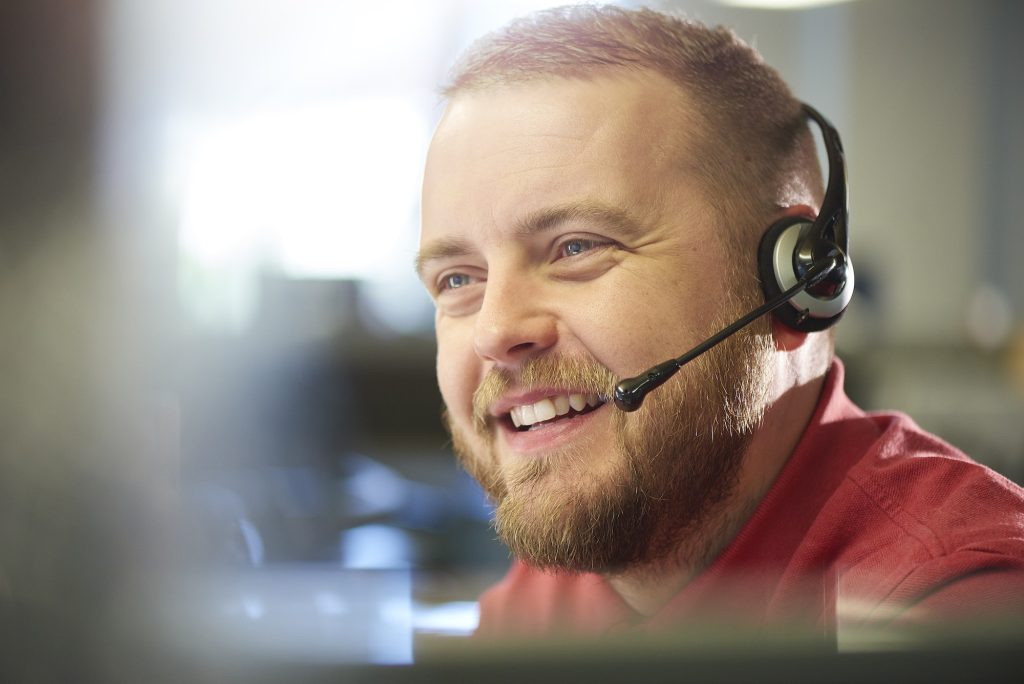 homme du service client téléphonant - la bellenergie