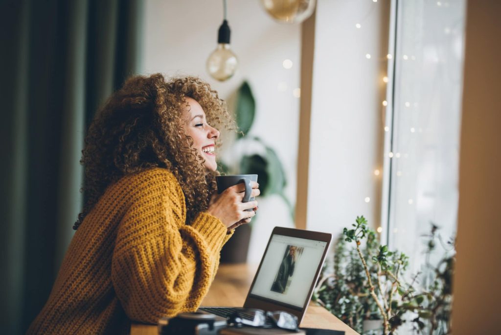 Fille devant son ordinateur et sa boîte e-mail - la bellenergie