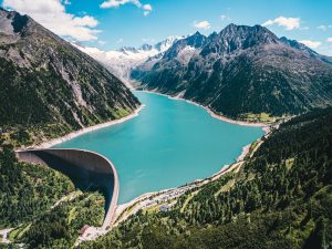 paysage magnifique barrage hydroelectrique au milieu des montagnes - la bellenergie