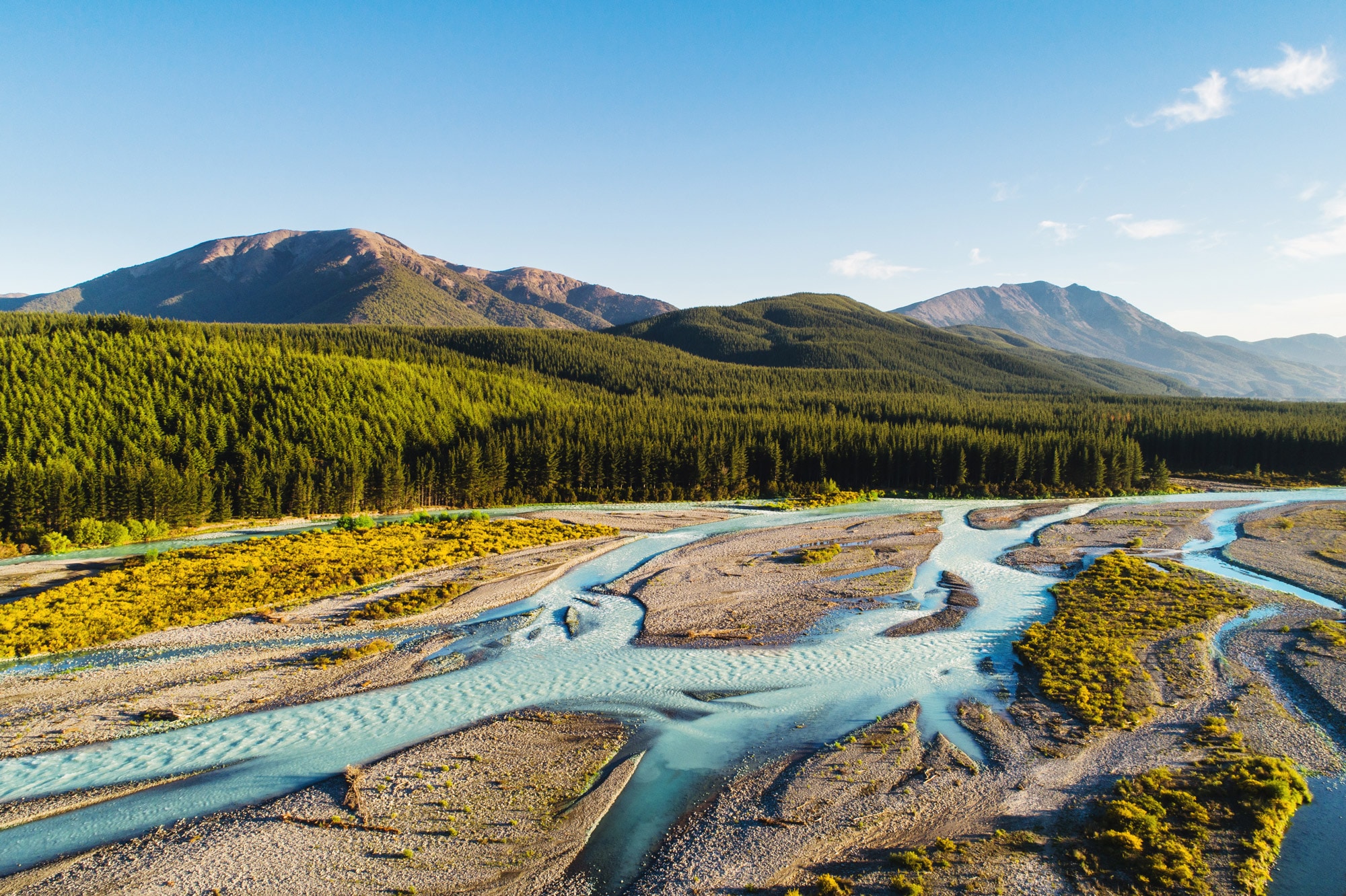 Paysage superbe, une nature préservée, l'énergie naturelle de l'eau, du vent et du soleil - la bellenergie