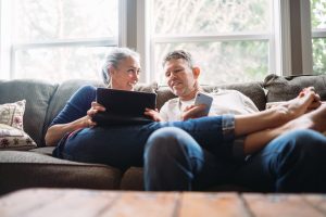 Couple serein tranquillement installé dans son canapé - la bellenergie