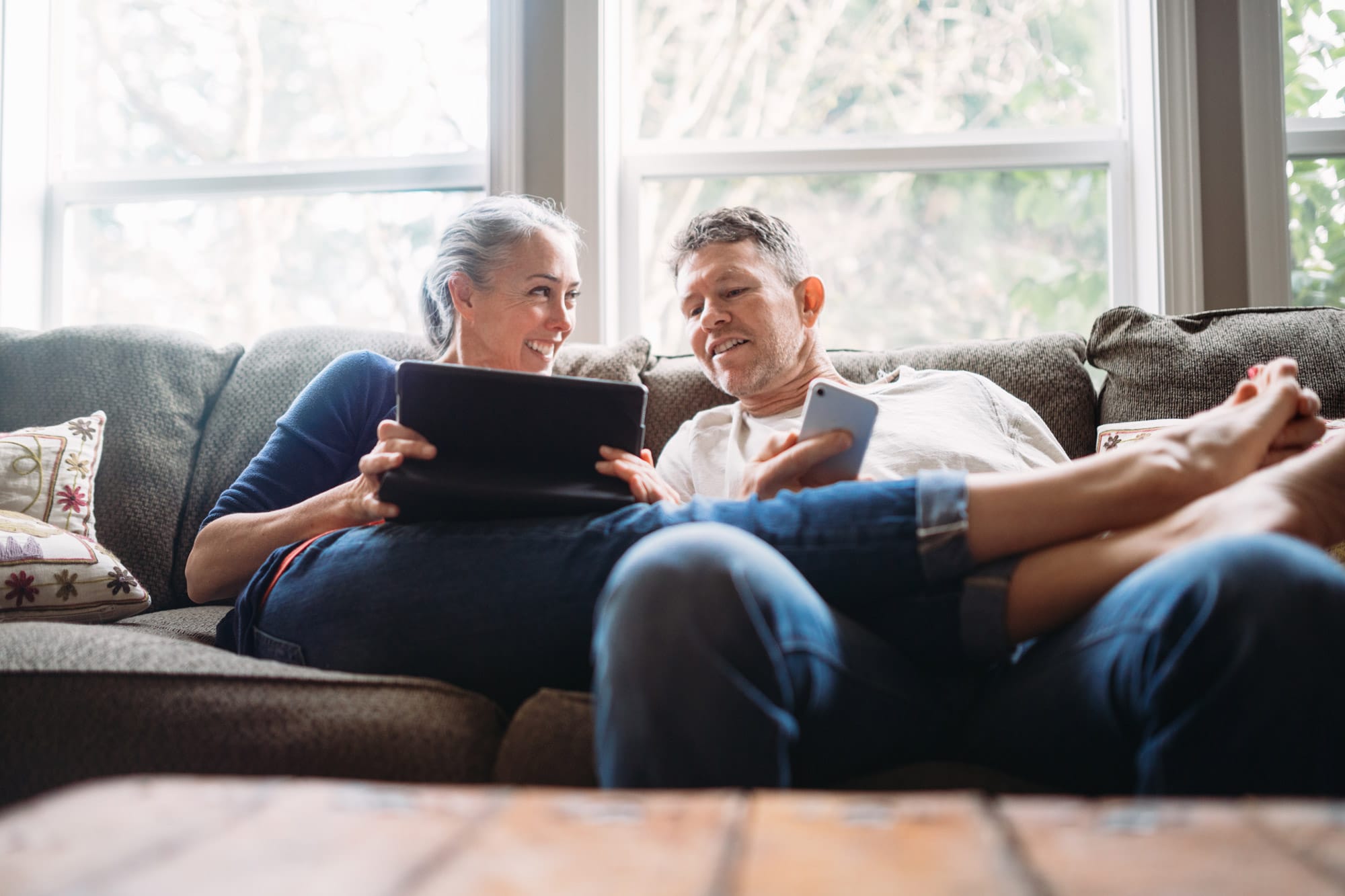 Couple serein tranquillement installé dans son canapé - la bellenergie