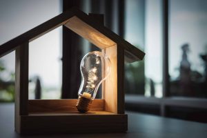 Ampoule et cadre en bois maison - la bellenergie