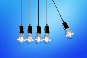 réduire ma facture d'électricité, économies d'energie, ampoules sur fond bleu