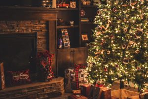 Sapin de noël décoré avec des cadeaux à son pied - la bellenergie