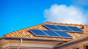 Toit provençal avec panneaux photovoltaïques