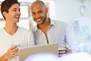 2 hommes souriants maison cosy