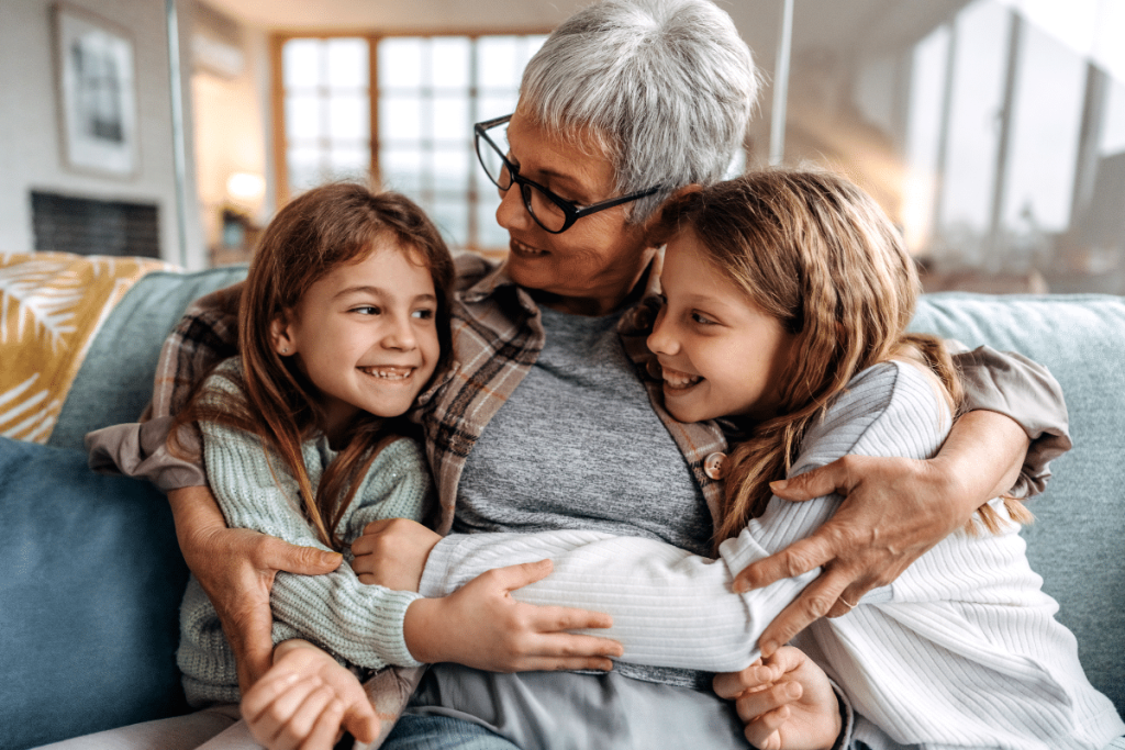Calin entre petites-filles et leur mamie