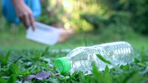 Une personne ramasse des déchets plastiques