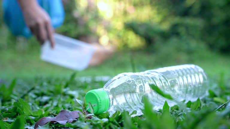 Une personne ramasse des déchets plastiques